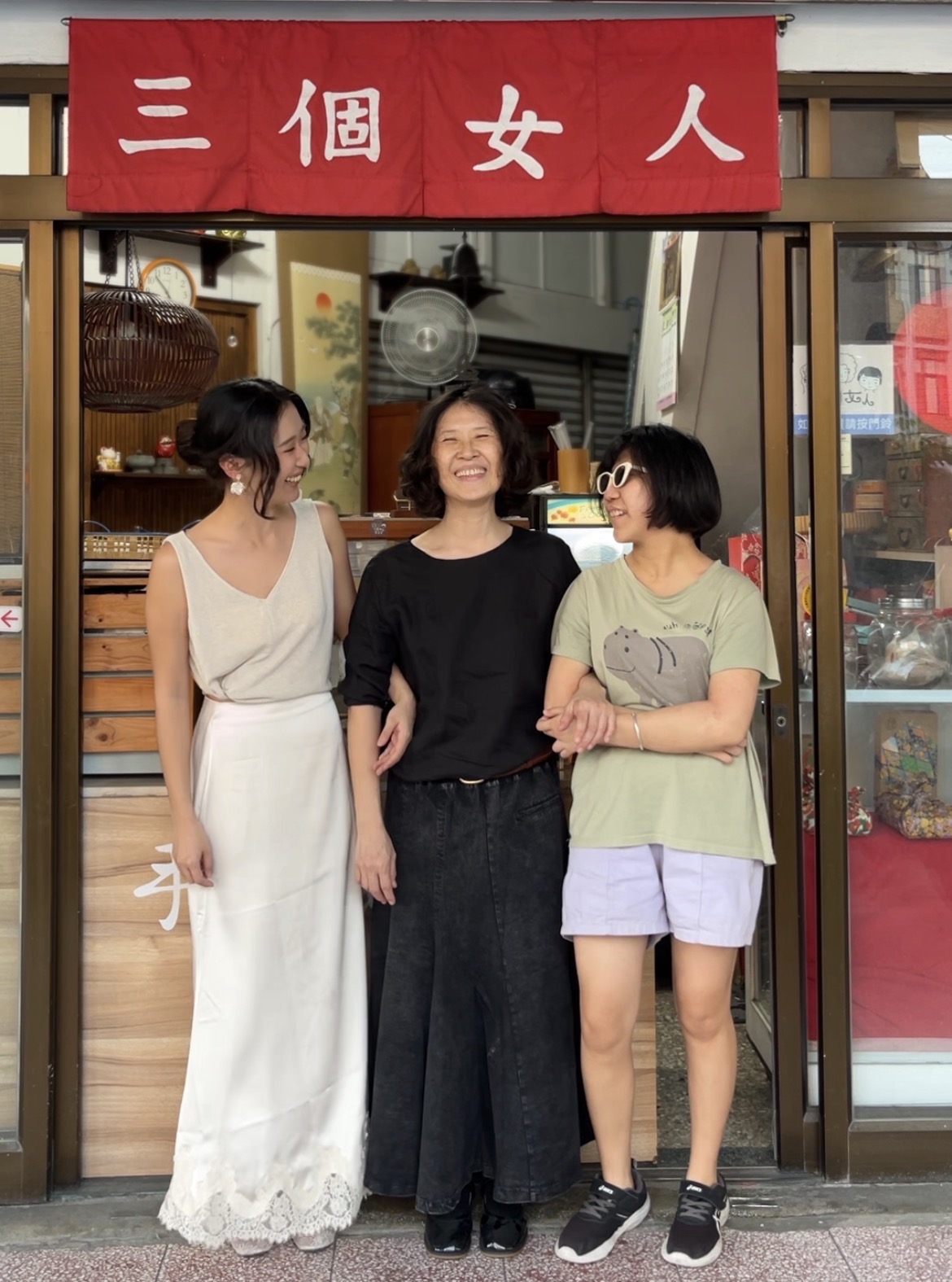 三個女人烘焙坊 店門口合照